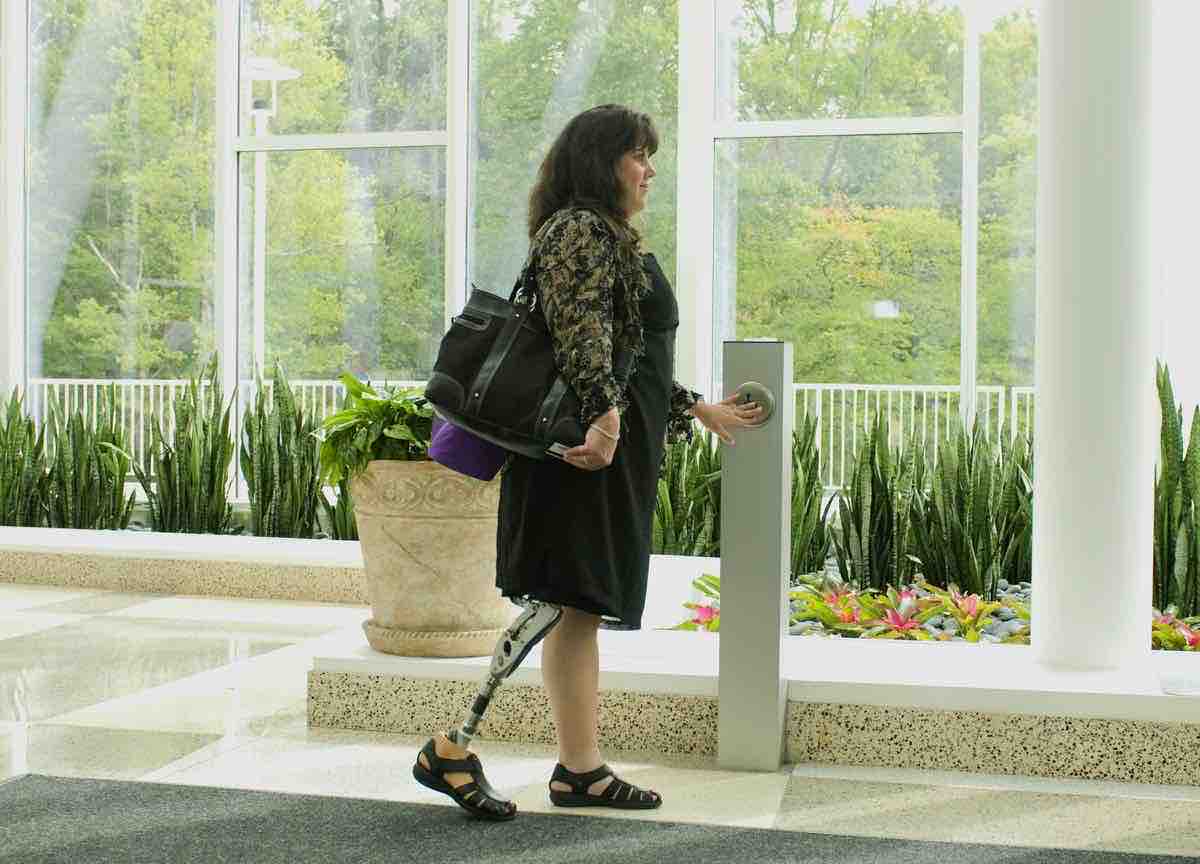 Accessibility scene with prosthetic leg user