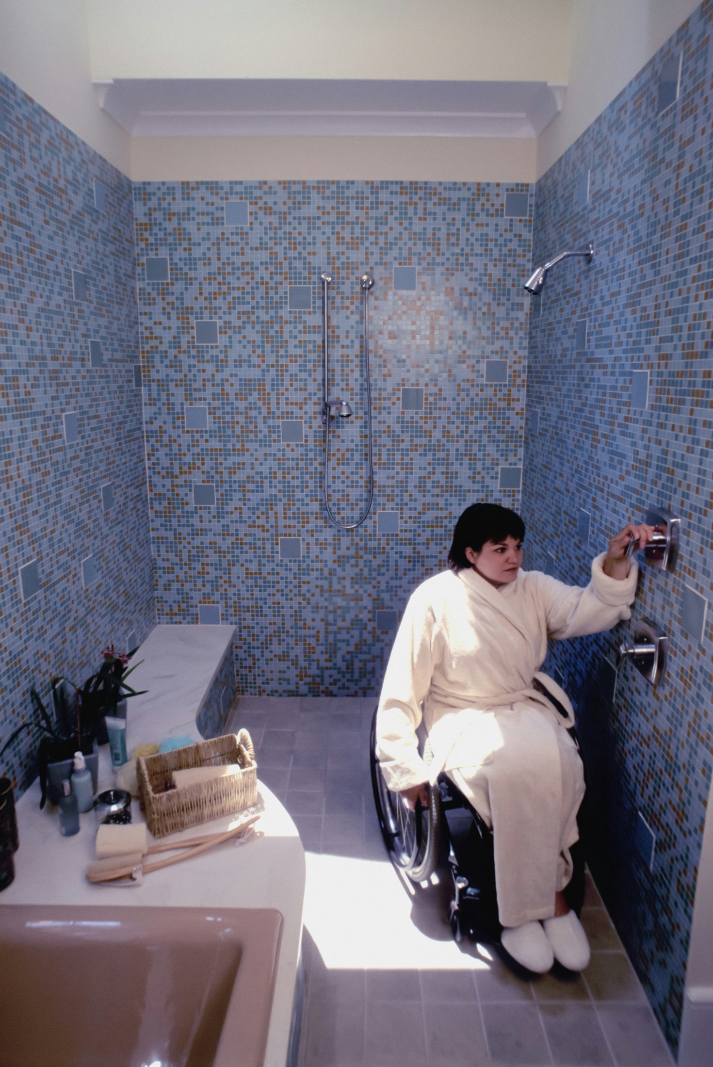 Wheelchair-accessible shower environment