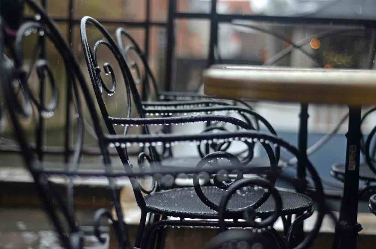 a row of metal chairs sitting next to each other